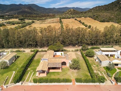 Villa Arenada – Pool & Garden, 500m Walk to Beach