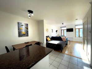 A modern apartment with a dining area, a bed, and a TV. - Amazing Loft in Saint-Roch (Québec)