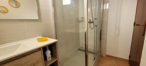 Dusche, Haartrockner, Seife, Shampoo