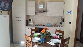 Frigorifero, forno, piano cottura, macchina per tè/caffè