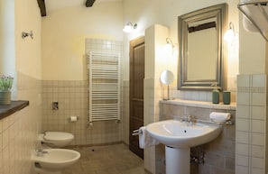 Ensemble douche/baignoire, sèche-cheveux, bidet, serviettes fournies