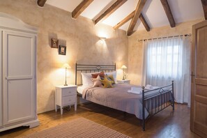 4 chambres, coffres-forts dans les chambres, fer et planche à repasser