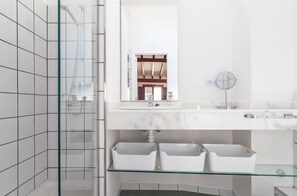 Een douche, een haardroger, handdoeken, zeep