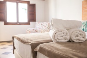 1 slaapkamer, een strijkplank/strijkijzer, gratis wifi, beddengoed