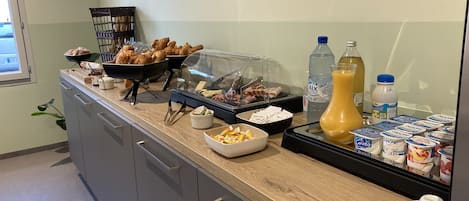 Desayuno buffet diario (EUR 10 por persona)