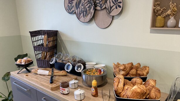 A breakfast buffet with pastries, bread, and condiments. - Hôtel de la Tour (La Tour-du-Pin)