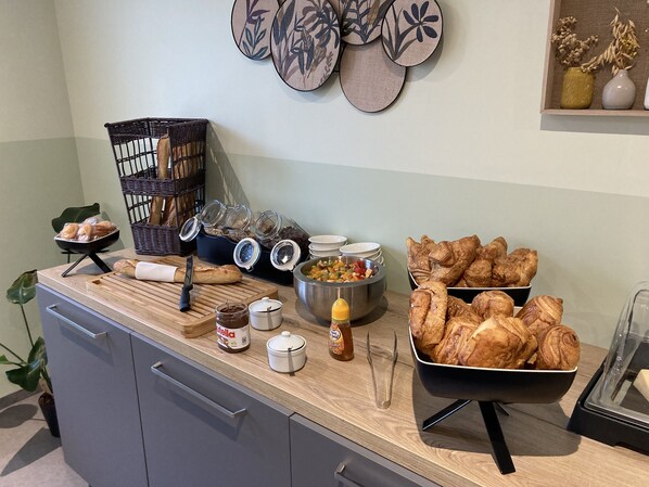 Petit déjeuner buffet (10 EUR par personne)