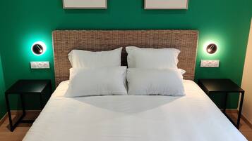 Habitación clásica con 1 cama matrimonial o 2 individuales | Escritorio, espacio para trabajar con laptop y insonorización
