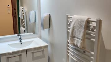 Classic Double or Twin Room | Bathroom | Shower, towels