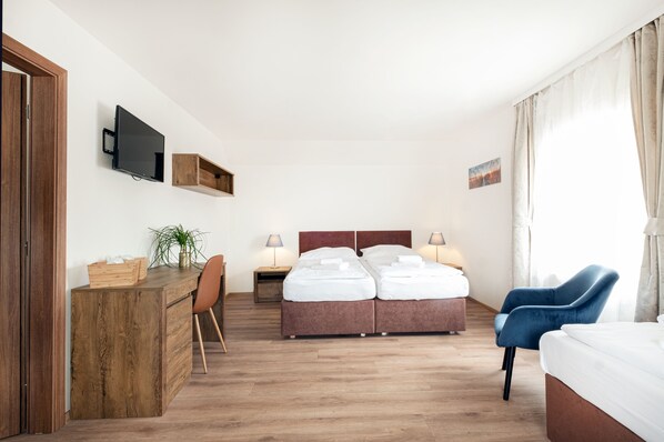 Travel cot, free WiFi