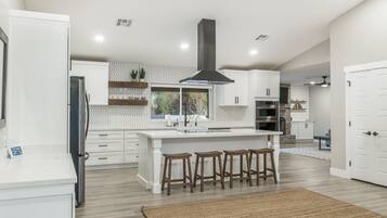 Kjøleskap, mikrobølgeovn, ovn og kokeplater