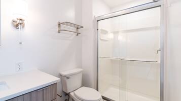 Regadera y papel de baño