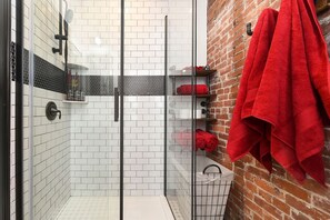 Dusche, Haartrockner, Handtücher, Seife