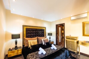 7 chambres, coffres-forts dans les chambres, fer et planche à repasser