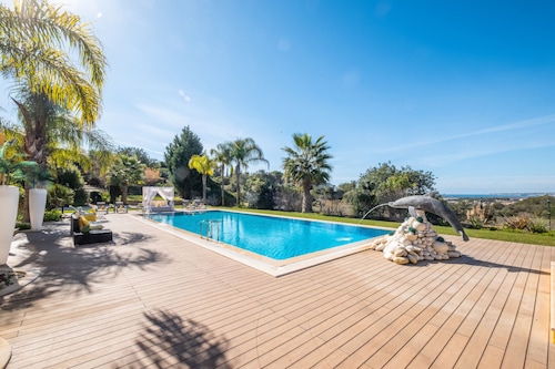 Villa w/ pool, BBQ, sea view & private annex