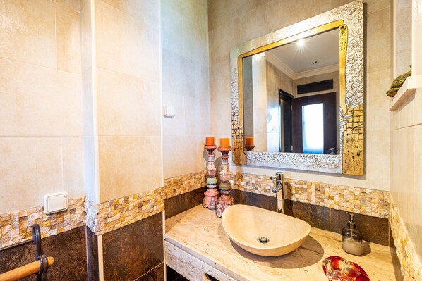 Douche, baignoire Ă jets, sĂšche-cheveux, bidet