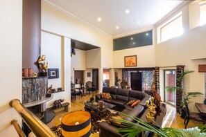 Un espace de vie spacieux comprenant un canapé, une table basse et des objets décoratifs.