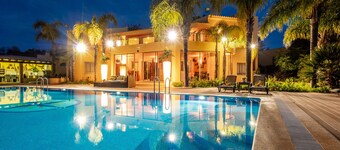 Villa w/ pool, BBQ, sea view & private annex
