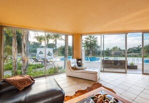 Interior - Villa w/ pool, BBQ, sea view & private annex (Albufeira)