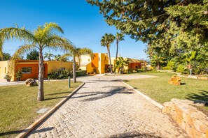 Property grounds - Villa w/ pool, BBQ, sea view & private annex (Albufeira)