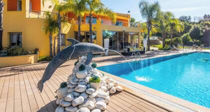 Villa w/ pool, BBQ, sea view & private annex