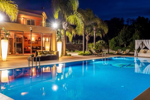 Villa w/ pool, BBQ, sea view & private annex