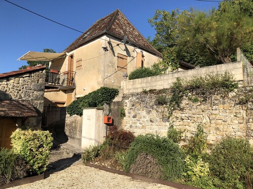 Charming hillside cottage with a view of the town and Dordogne Valley