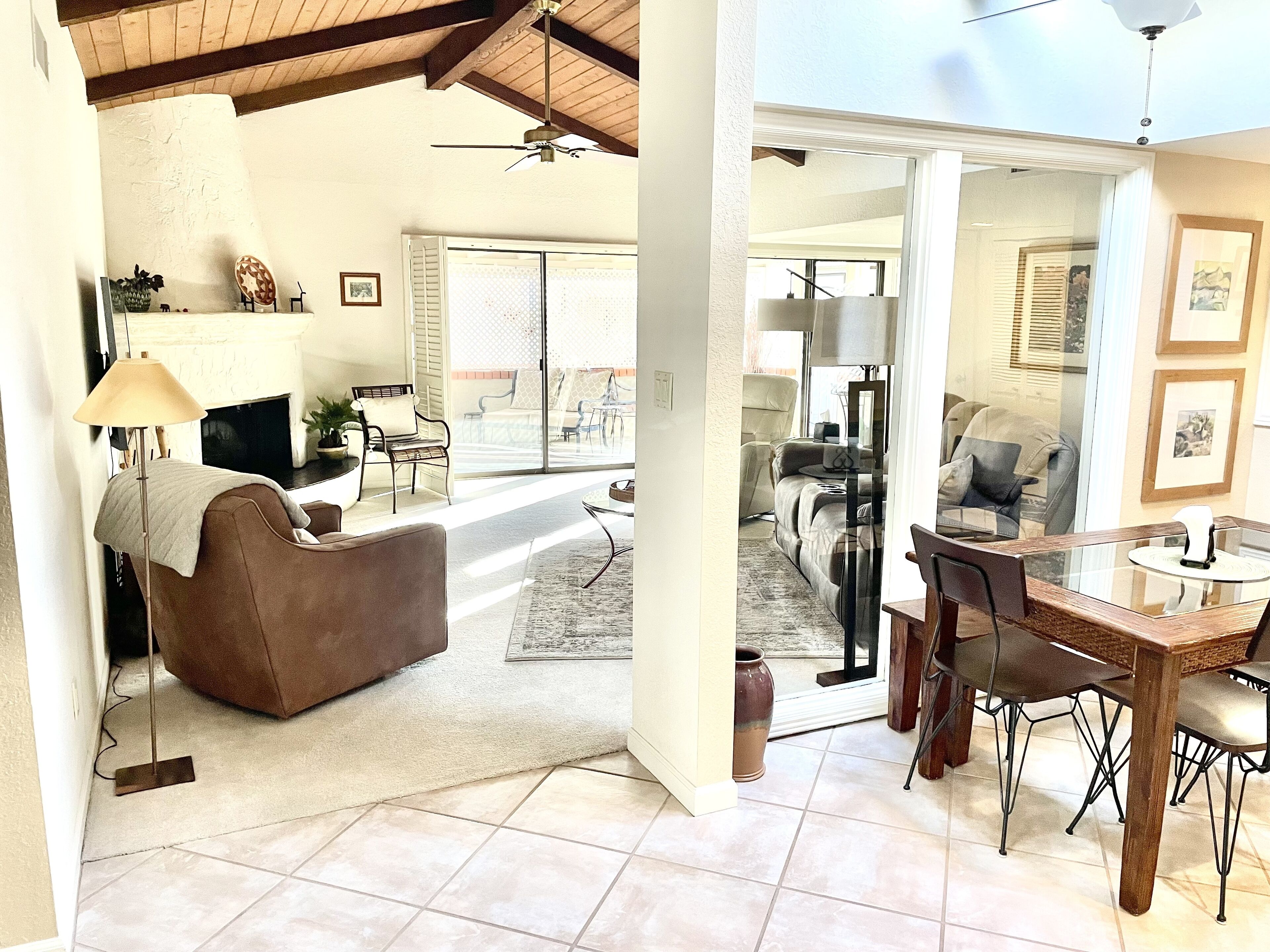 Televisión y chimenea 