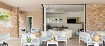 Skyview - Private Mountainside Villa with Pool, Game Room & Gym! #004928 4br