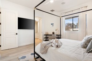 4 bedrooms, iron/ironing board, travel crib, free WiFi - Skyview - Private Mountainside Villa with Pool, Game Room & Gym! #004928 4br (Palm Springs)