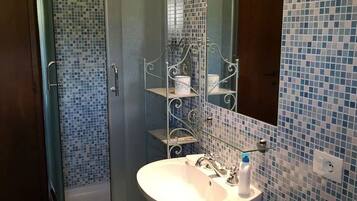 Doccia, asciugacapelli, bidet, asciugamani