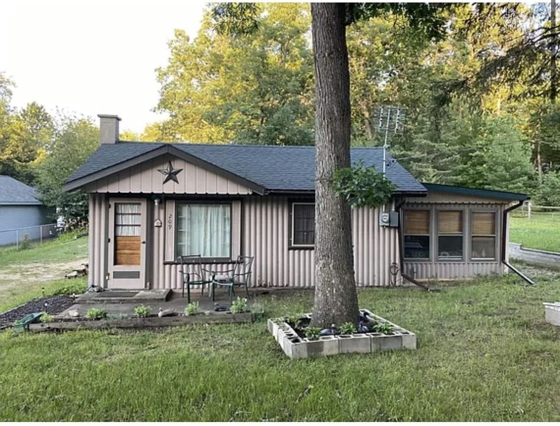 Cozy rustic 5 bed cabin near trails and lake in Houghton Lake, United States