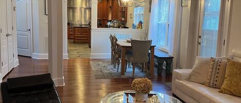 تلفزيون ذكي، مدفأة، ألعاب فيديو، تنس طاولة