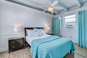 1 habitación, escritorio, tabla de planchar con plancha y cuna de viaje 