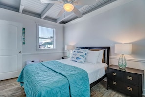 1 chambre, bureau, fer et planche à repasser, lit de bébé portatif