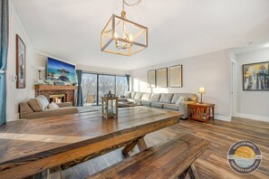 テレビ、暖炉、書庫、書斎 / ワークスペース