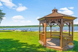 Property grounds - Lake Geneva Condo with Pool, Fireplace & Parking (Lake Geneva)