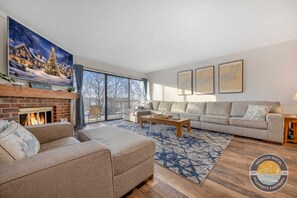 Téléviseur, foyer, livres, bureau