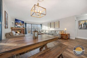 Téléviseur, foyer, livres, bureau