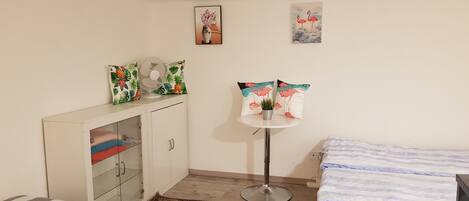 1 dormitori, planxa i posts de planxar i wifi