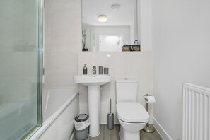 Combined shower/bathtub, hair dryer, towels, soap - Finders Nook - Home From Home. 
Stay, work, rest or play near Goodwood (Eastergate, Chichester)