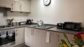 Een koelkast, een magnetron, een oven, een kookplaat