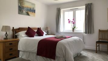 2 slaapkamers, een bureau, een strijkplank/strijkijzer, reisbedje