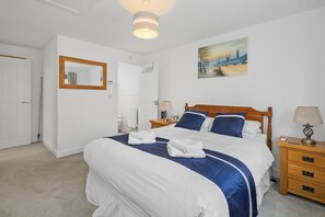 2 bedrooms, desk, iron/ironing board, travel cot - Finders Nook - Home From Home.
Stay, work, rest or play near Goodwood (Eastergate, Chichester)