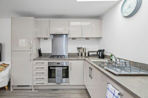 Fridge, microwave, oven, stovetop - Finders Nook - Home From Home.
Stay, work, rest or play near Goodwood (Eastergate, Chichester)