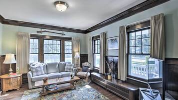 Smart-tv, pejs, bøger, computerskærme