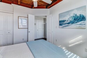 1 chambre, bureau, fer et planche à repasser, lit parapluie