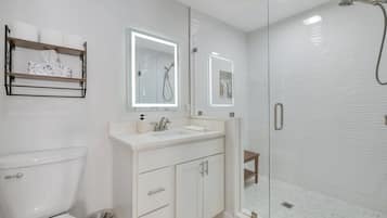 Douche, sèche-cheveux, serviettes fournies, savon