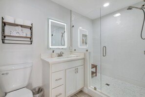 Douche, séchoir à cheveux, serviettes fournies, savon