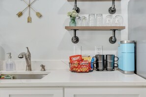 Jääkaappi, mikroaaltouuni, uuni, kahvin-/teenkeitin